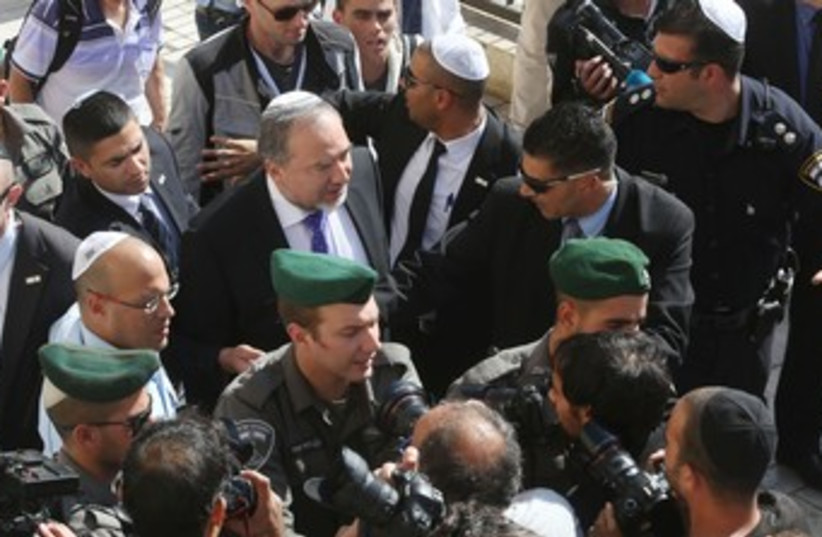 Liberman in Jerusalem, accompanied by Border Police, Nov. 6, 2013
