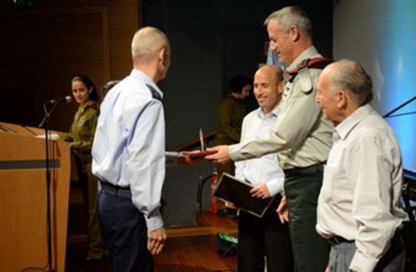 Gantz awards technological achievments 370 (photo credit: IDF Spokesman)
