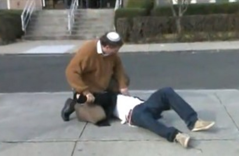 Rabbi Gary Moskowitz teaches self-defense in New York 370 (photo credit: YouTube Screenshot)