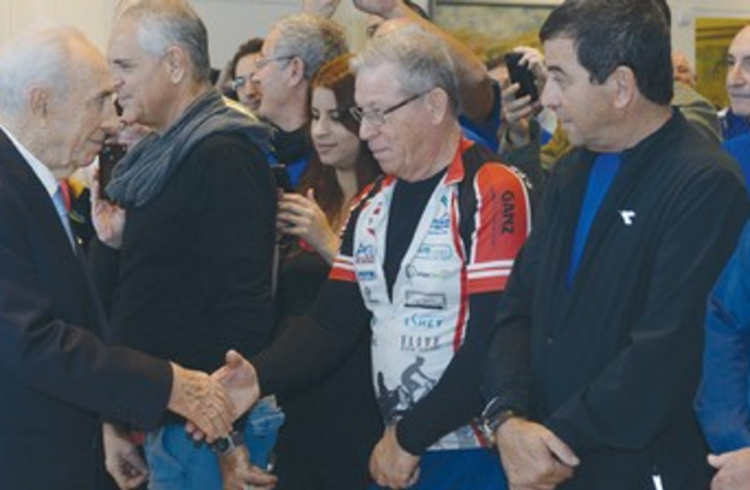 Peres with IDF veterans (photo credit: President’s Spokesman)