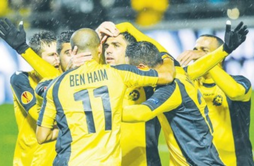 Maccabi Tel Aviv players celebrate 370 (photo credit: Asaf Kliger)