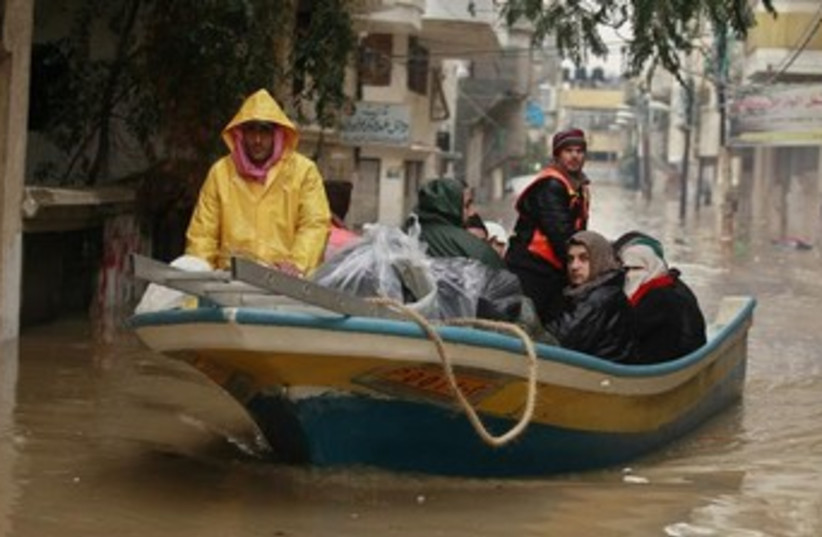 Gaza flood evacuees 370 (photo credit: REUTERS/Mohammed Salem)