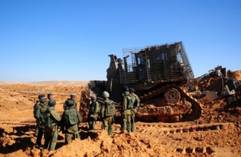 Military drill at Tze'elim training center in the south, Dec 24 2013 (photo credit: IDF Spokesperson)