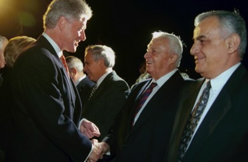 Ariel Sharon with former US president Bill Clinton.