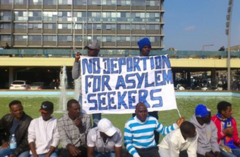 African migrant rally for asylum in Tel Aviv. (photo credit: Ben Hartman)