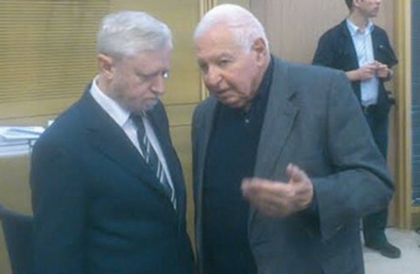State Comptroller Joseph Shapira confers with his predecessor, Micha Lindenstrauss, at the Knesset, January 8, 2014. (photo credit: Yonah Jeremy Bob)