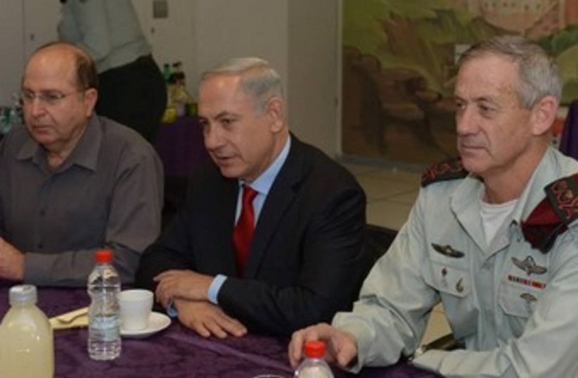 Defense Minister Moshe Ya'alon, Prime Minister Binyamin Netanyahu and IDF Chief of Staff Benny Gantz at security briefing, January 27, 2014. (photo credit: AMOS BEN GERSHOM, GPO)