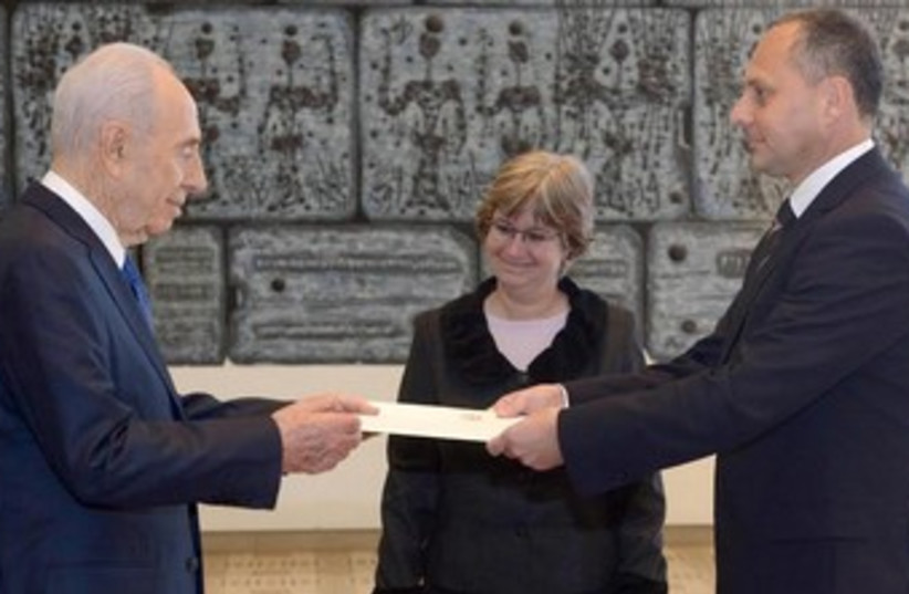 Pres. Shimon Peres (L), Foreign Ministry official Talia Lador-Fresher, and Hungarian ambassador Andor Nagy (photo credit: Mark Neiman/GPO)