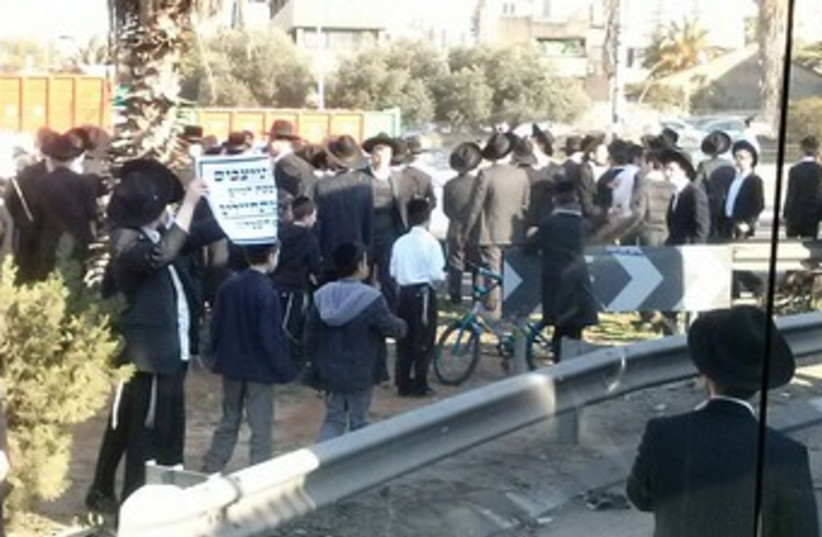 Haredim protest in Bnei Brak, Febuary 6, 2014  (photo credit: YEHUDA REHAMIM/NEWS 24)
