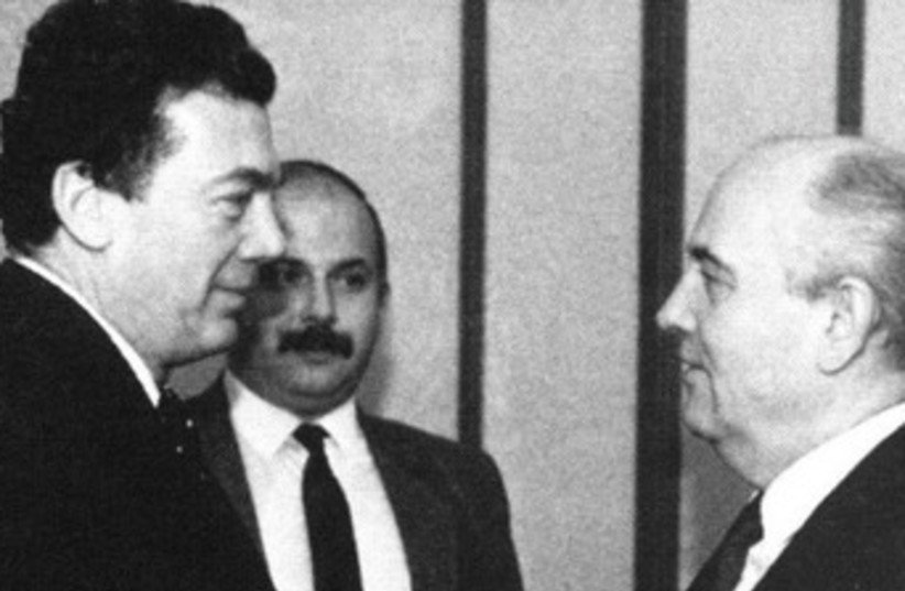 Canadian philanthropist Edgar Bronfman (left) meets with former Soviet president Mikhail Gorbachev. (photo credit: JERUSALEM POST ARCHIVE)