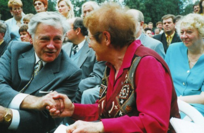 SARA MANOBLA interviews Lithuanian president Valdas Adamkas in 1998 (photo credit: JOY HALL)