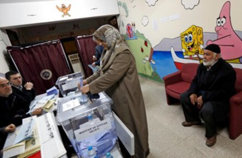 Turkish woman voted in municipal elections in Istanbul, March 30 (photo credit: REUTERS)