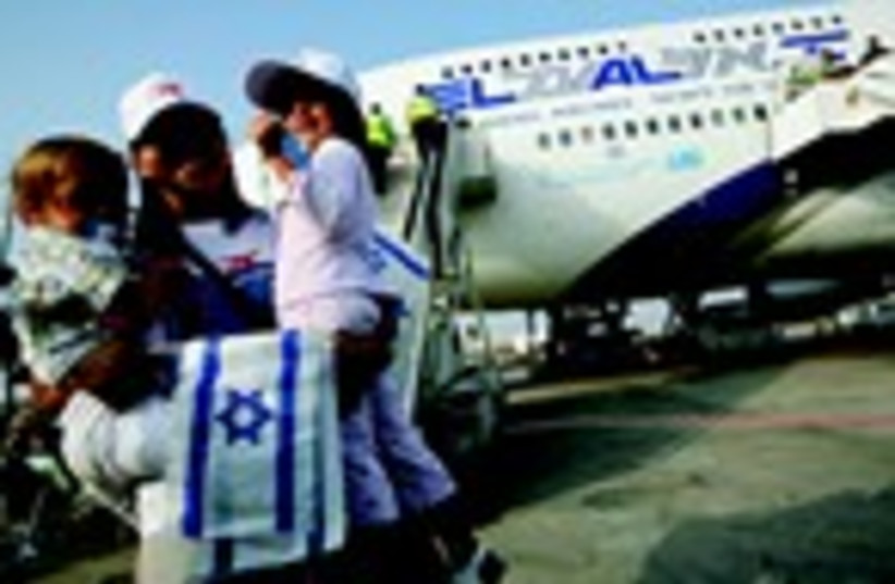Arrivée de nouveaux immigrants français à l'aéroport Ben Gourion (photo credit: REUTERS)