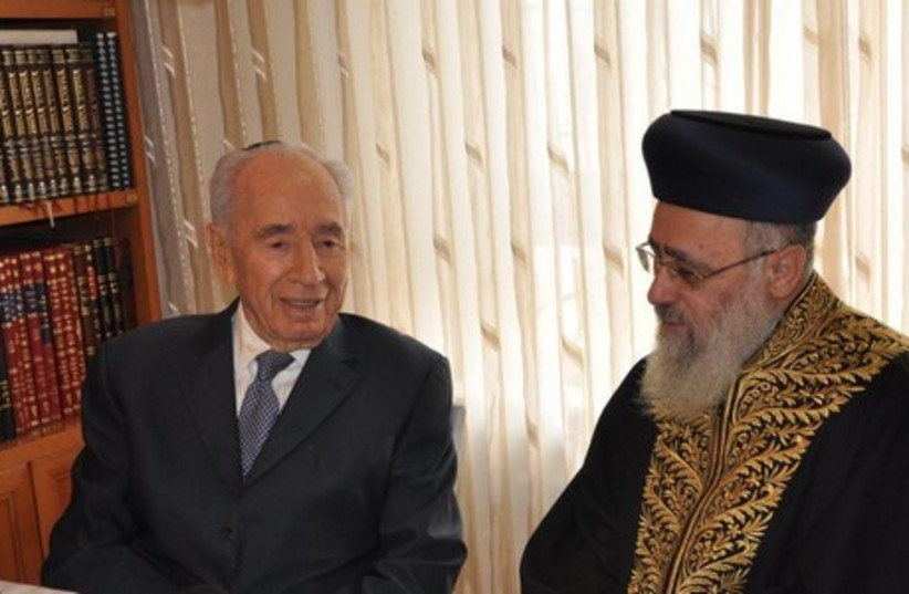 President Shimon Peres meets with Sepahrdi Chief Rabbi Yitzhak Yosef, April 20, 2014. (photo credit: GPO)