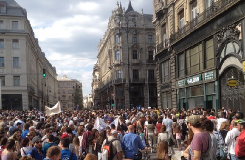 THOUSANDS OF HUNGARIAN JEWS take part in the ‘March of the Living’ in Budapest (photo credit: DANIEL K. EISENBUD)