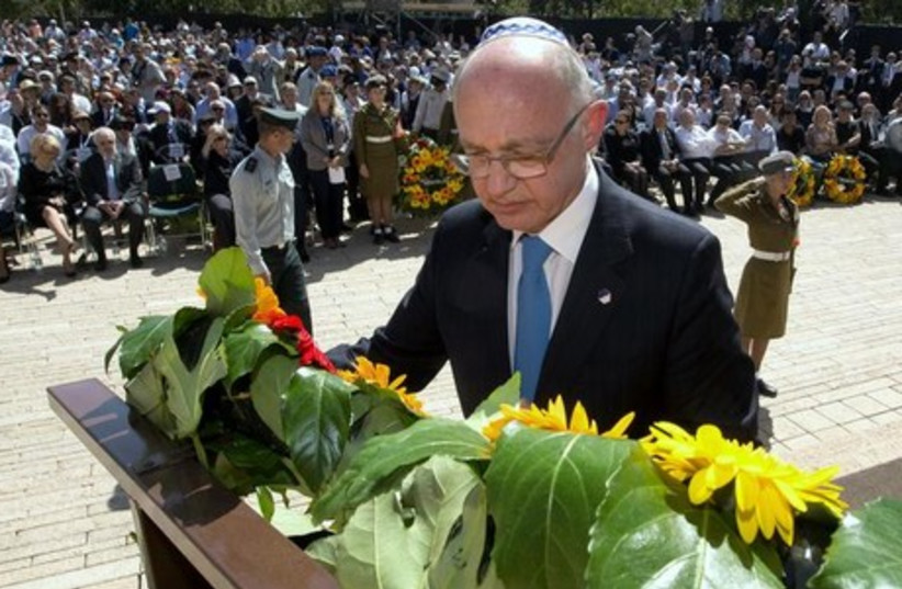 Argentina's Foreign Minister Hector Timerman lays a wreath during a ceremony marking Holocaust Remembrance Day at Yad Vashem in Jerusalem. (photo credit: REUTERS)