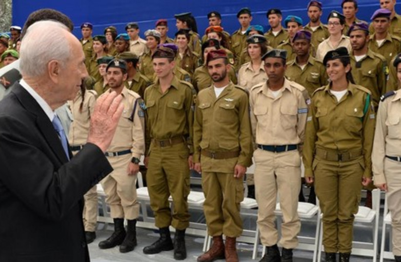 Peres with outstanding soldiers (photo credit: GPO)