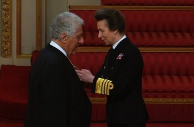 Mark Winer receives MBE from the Princess Royal, Princess Anne, at Buckingham Palace (photo credit: Courtesy)