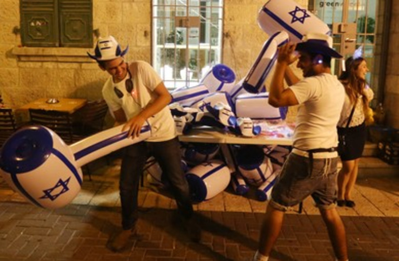 Revelers celebrate Independence Day with a party in Jerusalem, May 5, 2014. (photo credit: MARC ISRAEL SELLEM/THE JERUSALEM POST)