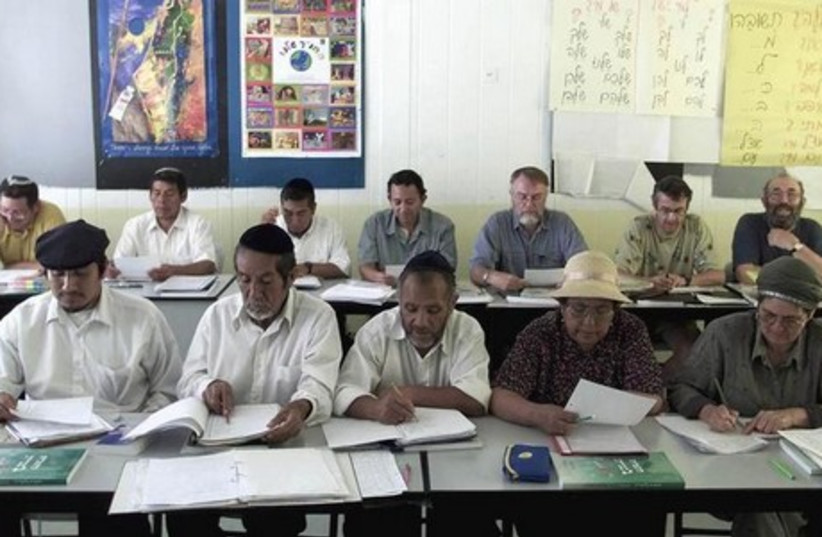 Newly-Jewish Peruvians take lessons of Hebrew language in Alon Shvut, July 21, 2002. (photo credit: REUTERS)