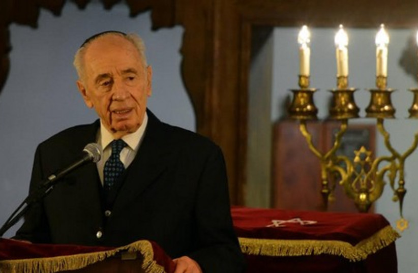 Peres in Oslo synagogue, May 11, 2014. (photo credit: CHAIM TZACH)