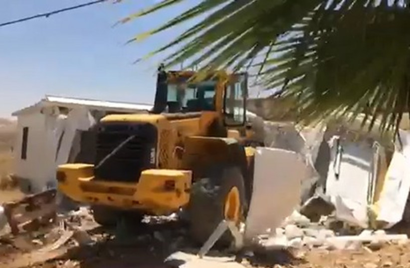Security forces demolish structures in the Ma'aleh Rehavam outpost, May 14,2014. (photo credit: TOVAH LAZAROFF)