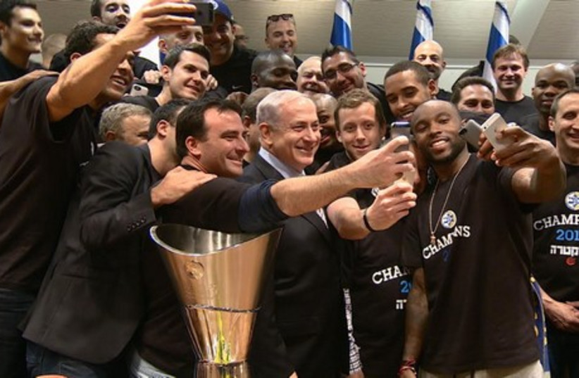 PM Netanyahu celebrates European basketball title with Maccabi Tel Aviv (photo credit: HAIM TZACH/GPO)