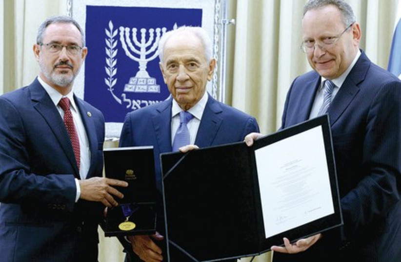 President Shimon Peres receives the B’nai B’rith Europe Lifetime Award of Merit from B’nai B’rith Europe president Ralph Hoffman (right) and B’nai B’rith World Center director Alan Schneider on Sunday in Jerusalem. (photo credit: Mark Neiman/GPO)