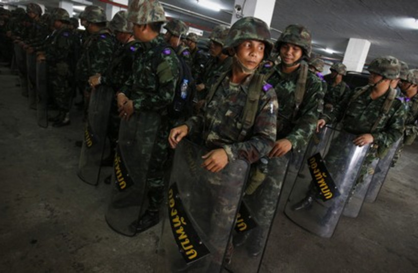 Thai soldiers prepare to deploy around the Army Club in Bangkok, May 20, 2014. (photo credit: REUTERS)