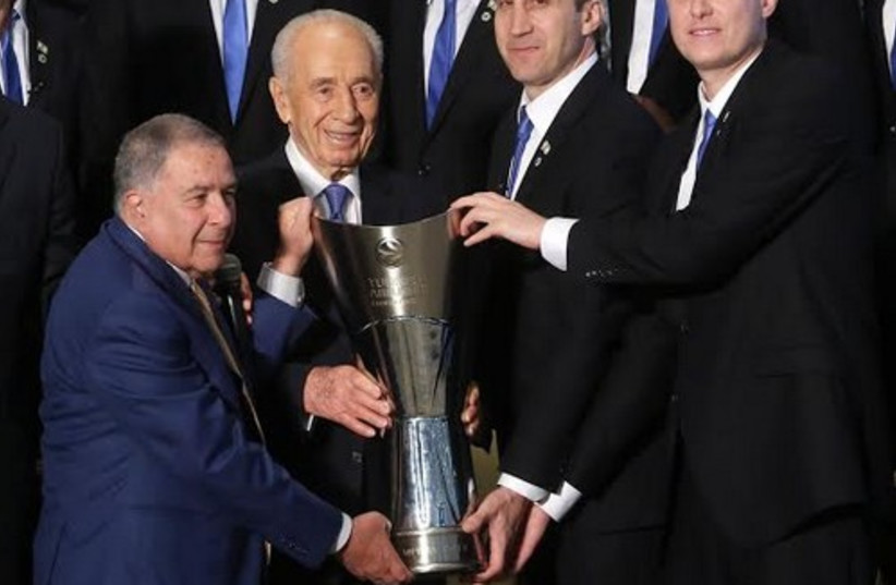 Peres with Macabbi players  (photo credit: MARC ISRAEL SELLEM/THE JERUSALEM POST)