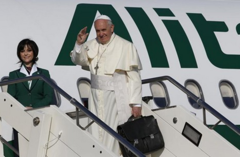 Pope Francis takes off for the Middle East, May 24, 2014. (photo credit: REUTERS)