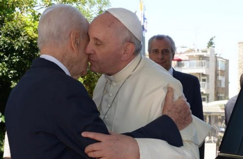 Pope Francis meets President Shimon Peres (photo credit: COURTESY OF THE PRESIDENT'S RESIDENCE)