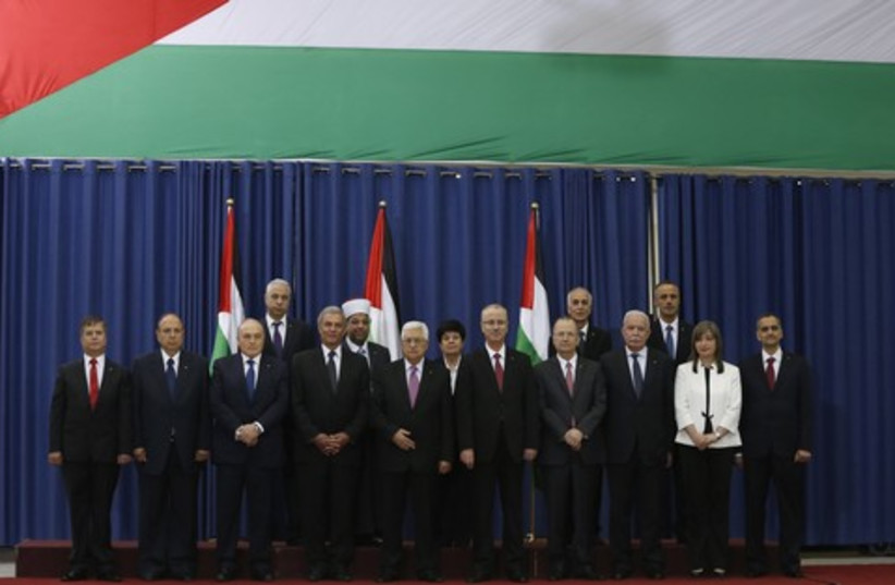 Abu Mazen swears in unity government (photo credit: REUTERS)