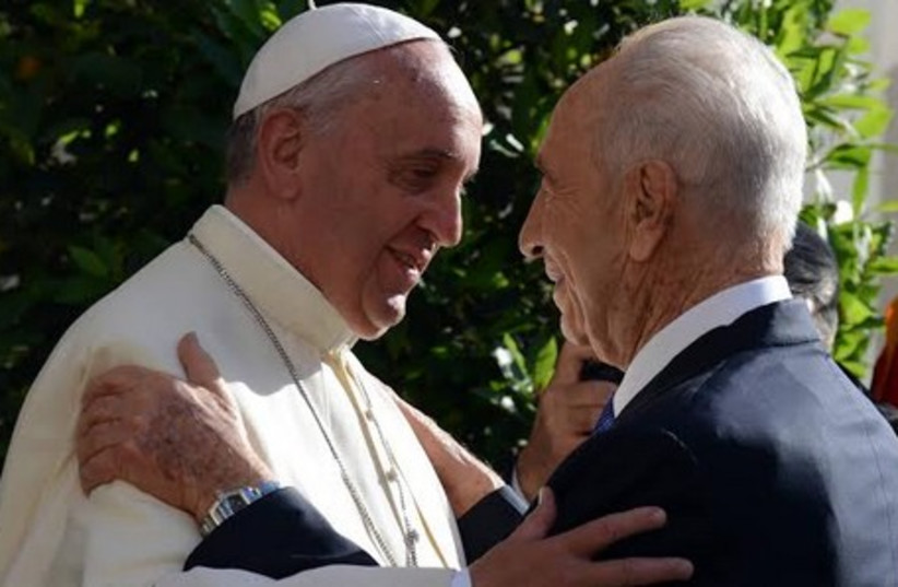 President Shimon Peres meets with Pope Francis at the Vatican (photo credit: GPO)