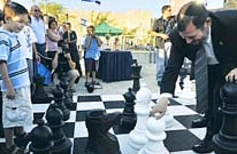 lupolianski plays chess 224 (photo credit: Courtesy)