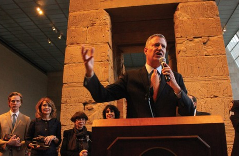 MAYOR BILL DE BLASIO addresses the opening ceremony of the 12th annual Russian Heritage Month at the Metropolitan Museum of Art  (photo credit: MAYA SHWAYDER)