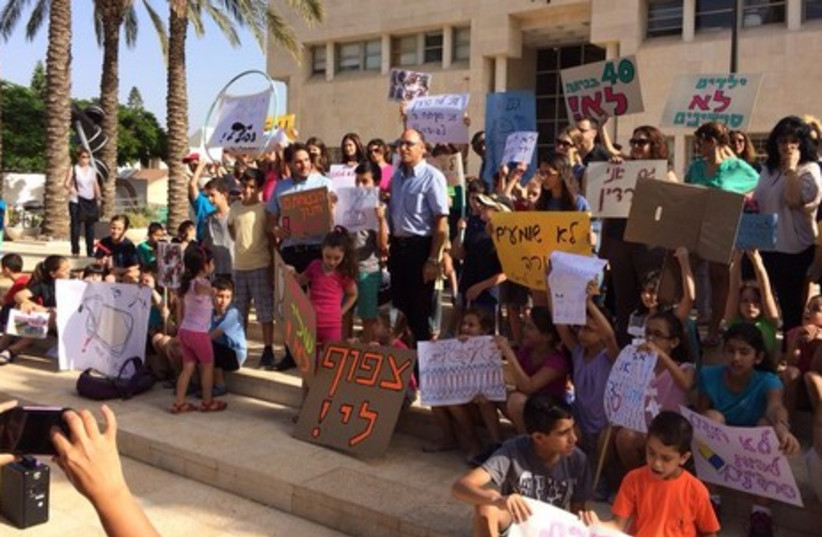 Parents and children demonstrate outside Ganim School in Ganei Tikvah on Sunday as part of the 'Sardine Protest' movement (photo credit: PARENTS ASSOCIATION OF GANIM SCHOOL)
