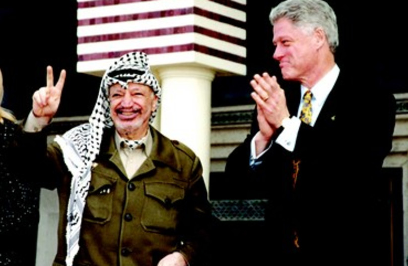 Yasser Arafat et Bill Clinton (photo credit: REUTERS)