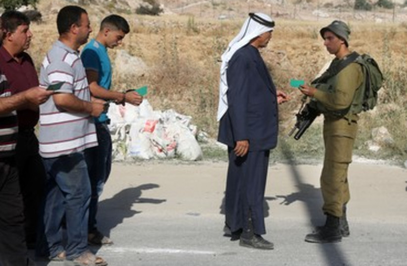 Checkpoint à Hébron (photo credit: MARC ISRAEL SELLEM/THE JERUSALEM POST)