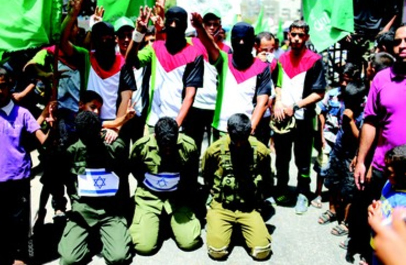 Mise en scène de supporters du Hamas à Gaza simulant la prise d'otages des trois Israéliens. (photo credit: REUTERS)