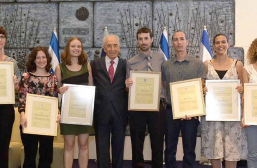 Peres with award recipients (photo credit: GPO)