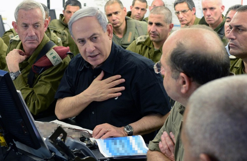 PM Netanyahu, Ya'alon and Gantz in the South (photo credit: KOBI GIDEON/GPO)