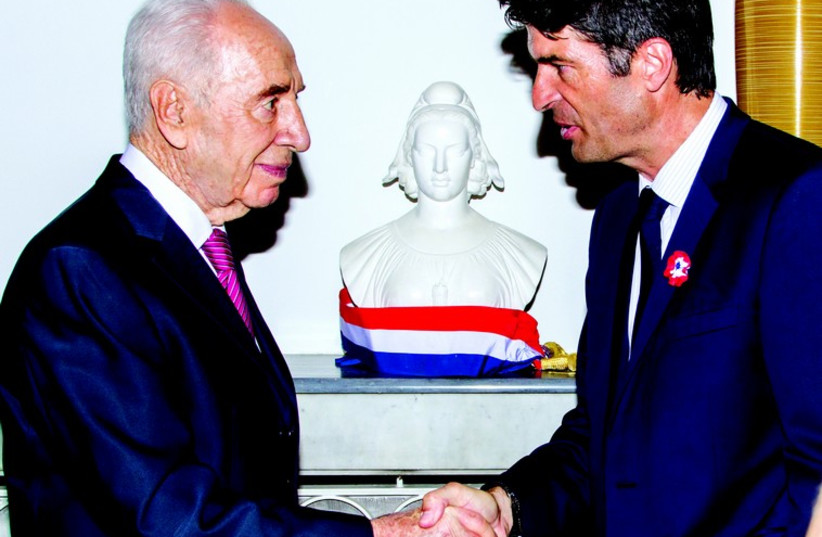 L'ambassadeur Patrick Maisonnave et Shimon Peres (photo credit: Ambassade de France)