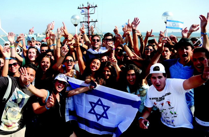 Des centaines de jeunes venus de toute la France embarquent à Haïfa (photo credit: MARC ISRAEL SELLEM)