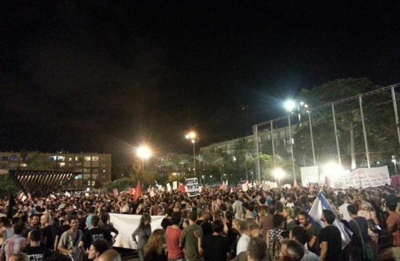 Anti-war protest Tel Aviv, July 27, 2014.  (photo credit: BEN HARTMAN)
