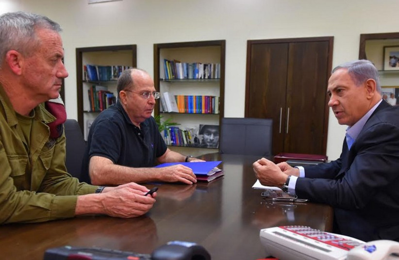 Prime Minister Binyamin Netanyahu (R), Defense Minister Moshe Ya'alon, and IDF chief of staff Benny Gantz meet in Tel Aviv. (photo credit: ARIEL HERMONI / DEFENSE MINISTRY)