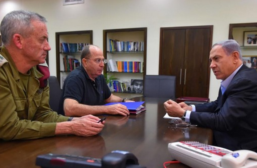 Prime Minister Binyamin Netanyahu (R), Defense Minister Moshe Ya'alon, and IDF chief of staff Benny Gantz meet in Tel Aviv. (photo credit: ARIEL HERMONI / DEFENSE MINISTRY)