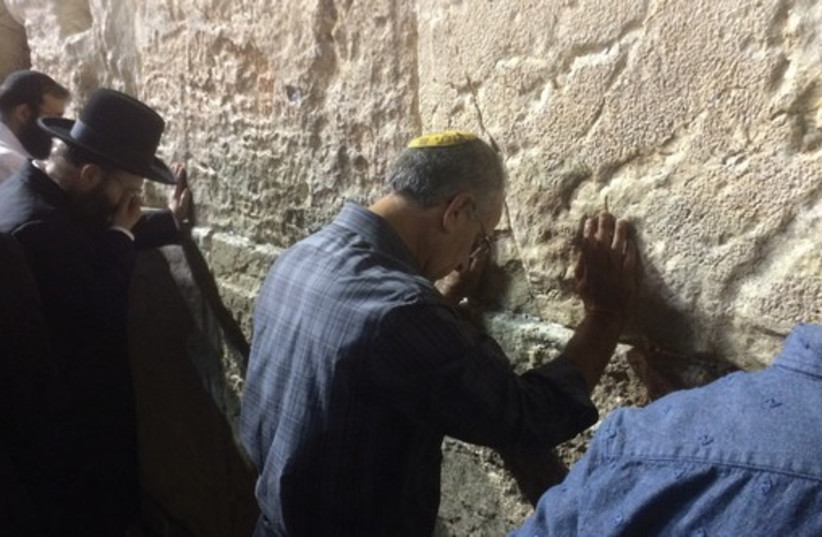Stuart Steinberg, father of fallen Golani Brigade sharpshooter Max Steinberg, prays at the West. (photo credit: WESTERN WALL HERITAGE FOUNDATION)