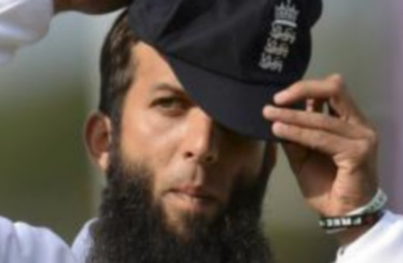 England's Moeen Ali wears wristbands supporting Gaza and the Palestinians, England July 28, 2014. (photo credit: REUTERS)