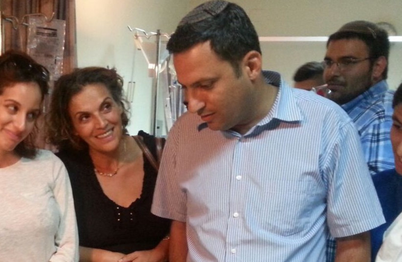 Sderot Mayor Alon Davidi visits wounded in hospital (photo credit: Courtesy)